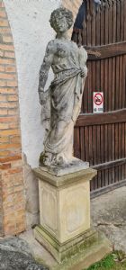Statua in pietra raffigurante una donna con spighe